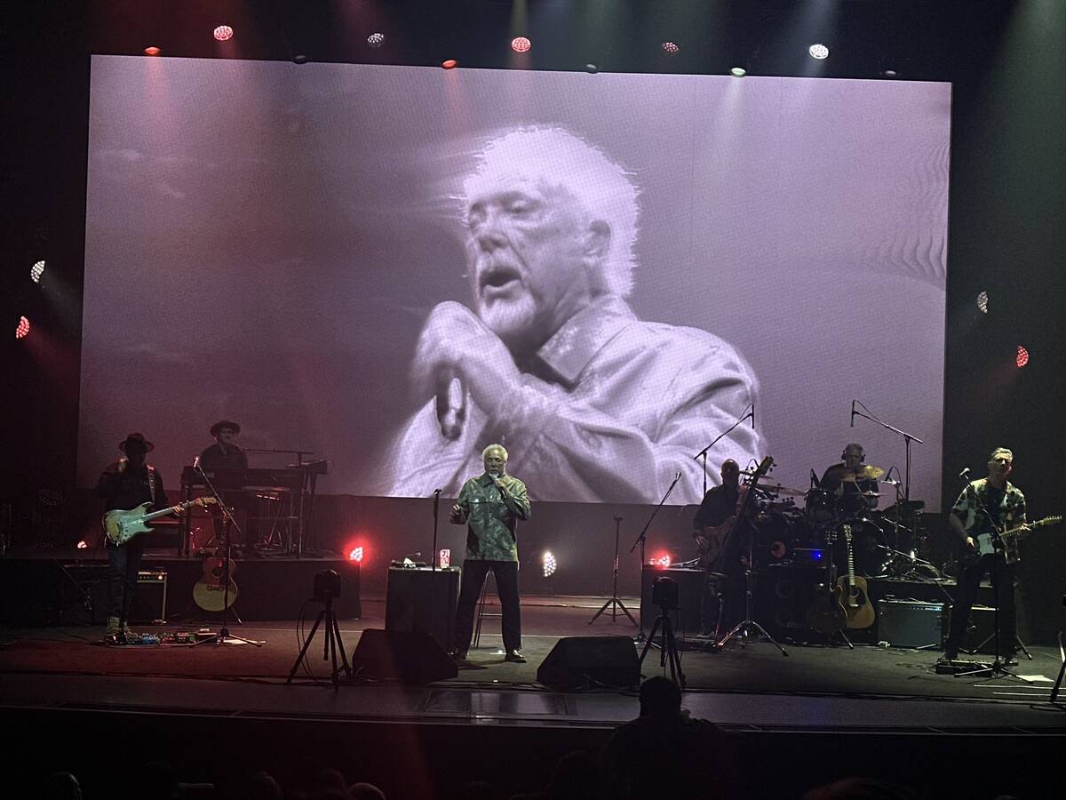 Tom Jones performs for a sold-out crowd at Encore Theater at Wynn Las Vegas on Saturday, Sept. ...