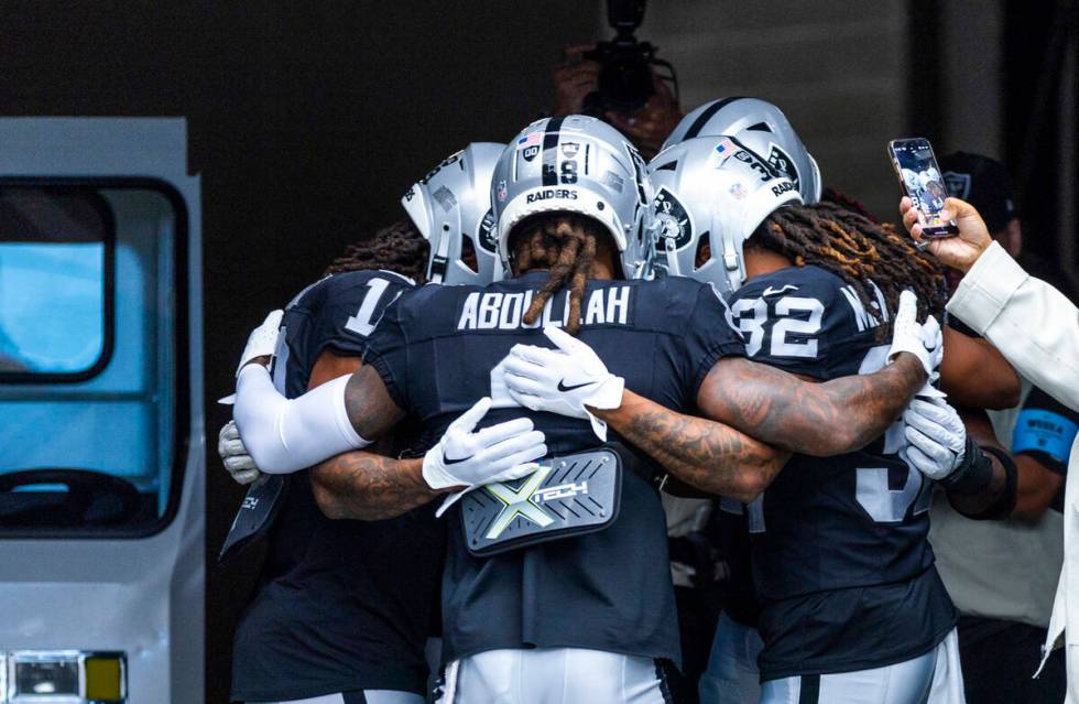 Raiders running back Ameer Abdullah (8) and others say a quick prayer in the tunnel during the ...