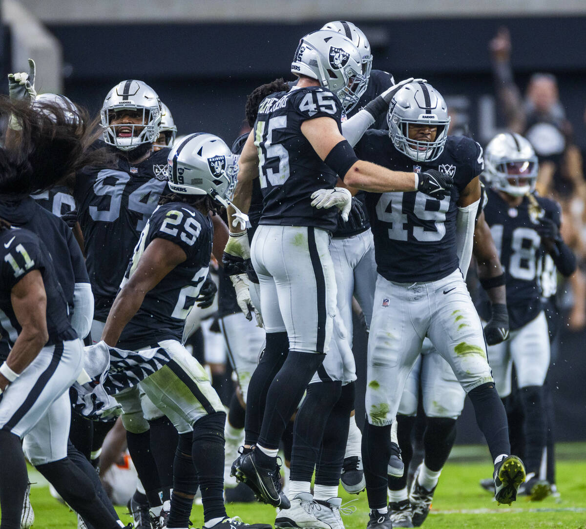 Raiders defensive end Charles Snowden (49) and llinebacker Tommy Eichenberg (45) celebrate afte ...