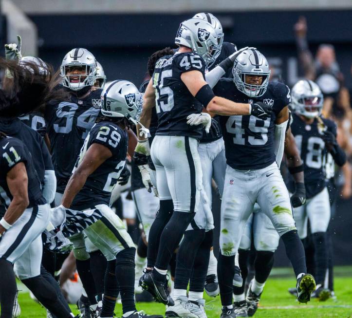 Raiders defensive end Charles Snowden (49) and llinebacker Tommy Eichenberg (45) celebrate afte ...