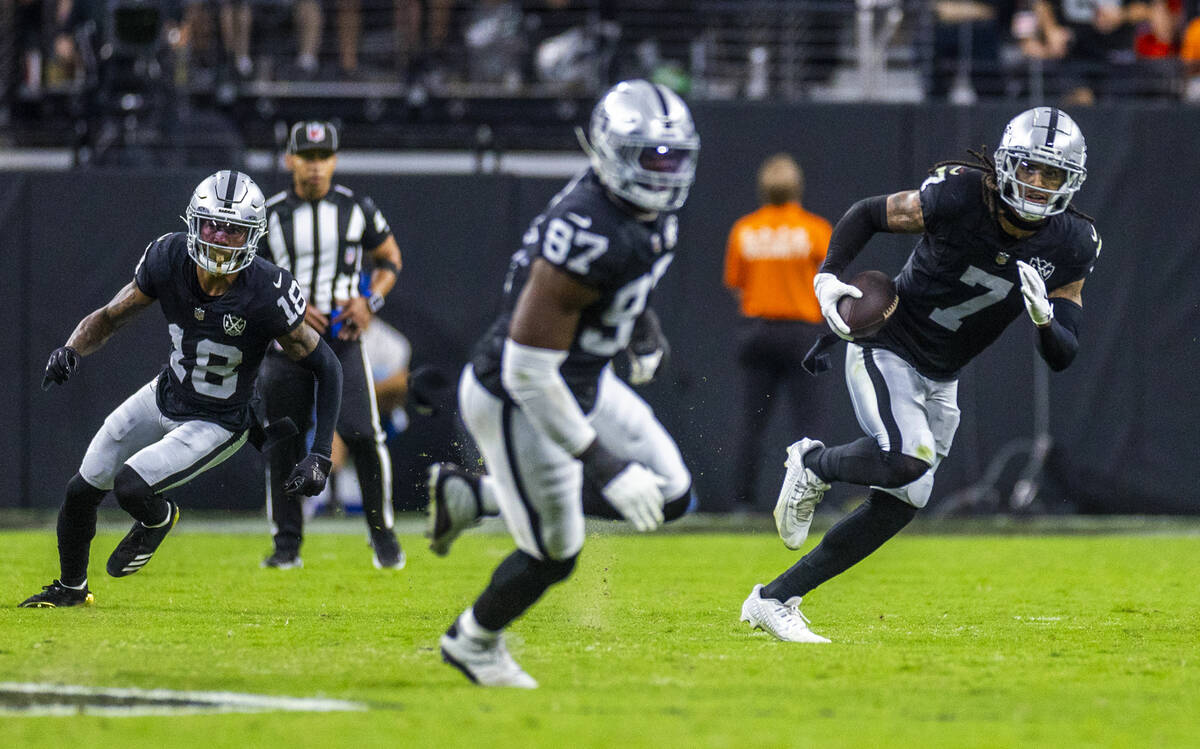 Raiders safety Tre'von Moehrig (7) runs after an interception against the Cleveland Browns duri ...