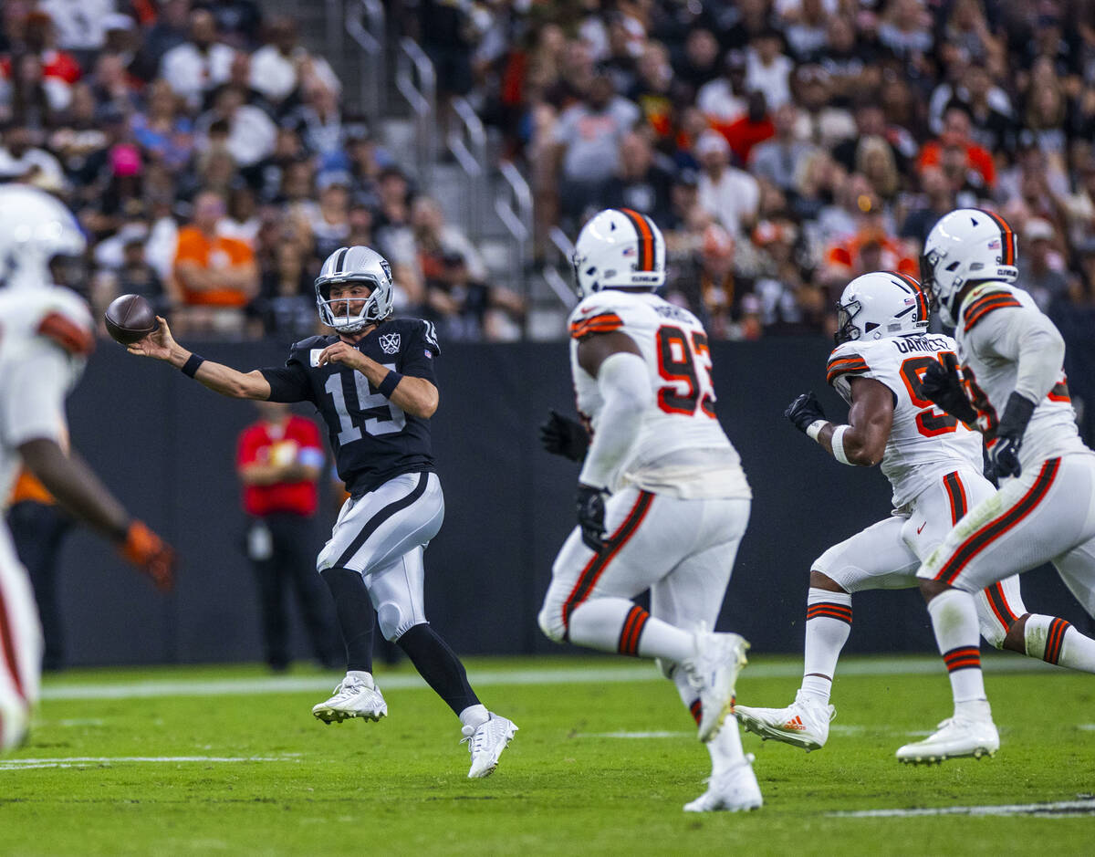 Raiders quarterback Gardner Minshew (15) sidearms a pass pursued by Cleveland Browns defensive ...