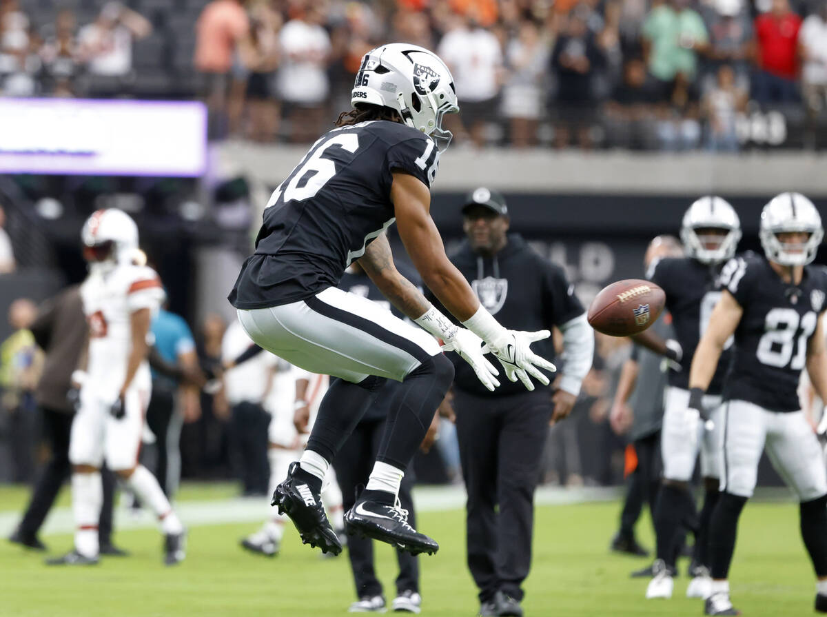 Raiders wide receiver Jakobi Meyers (16) catches the ball as he warms up before an NFL game ag ...