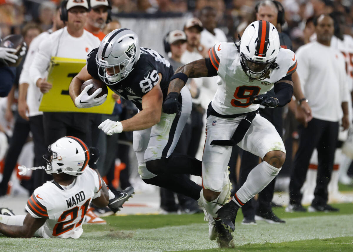 Raiders tight end Brock Bowers (89) is pushed out of bounds by Cleveland the Browns Cleveland B ...