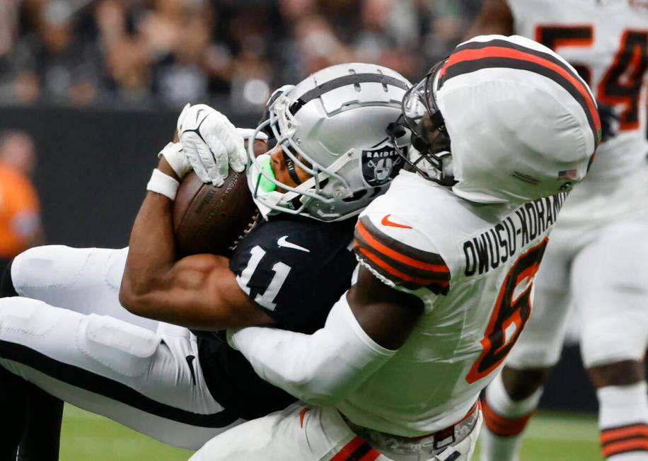 The Cleveland Browns linebacker Jeremiah Owusu-Koramoah (6) takes down Raiders wide receiver Tr ...