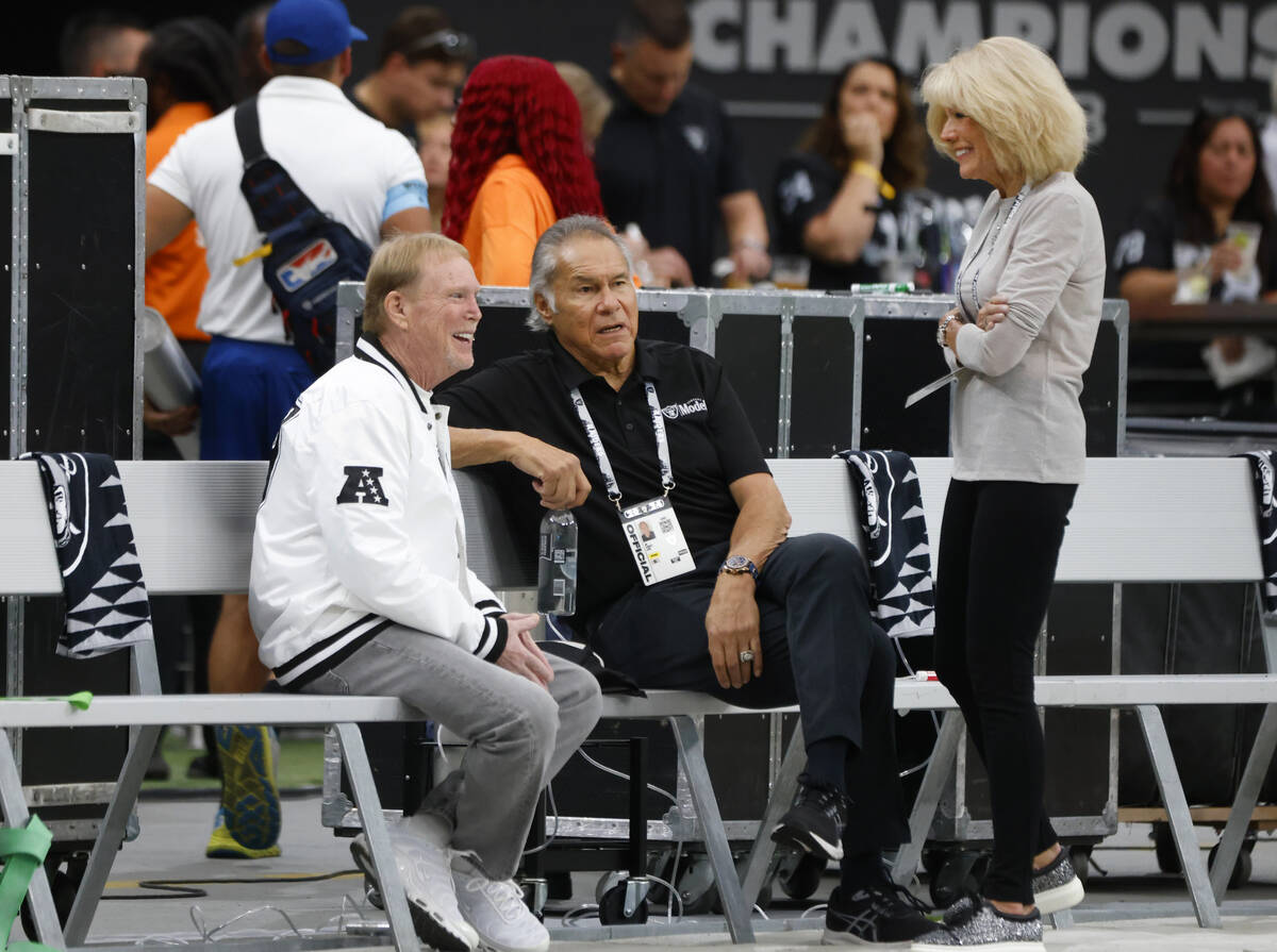 Raiders owner Mark Davis chats with Gerry Plunkett, right, the wife of Raiders legend Jim Plunk ...