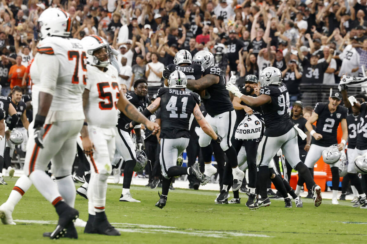 Raiders players celebrate after defeating Cleveland Browns 20-16 during an NFL game at Allegian ...