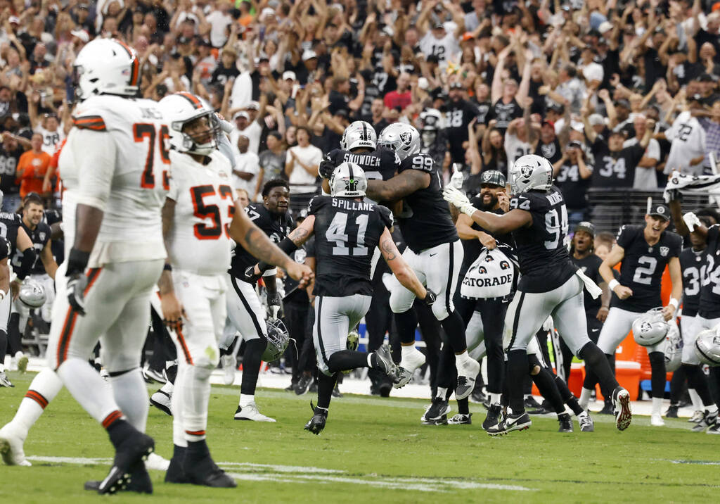 Raiders players celebrate after defeating Cleveland Browns 20-16 during an NFL game at Allegian ...