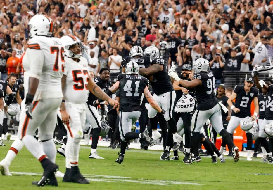 Raiders players celebrate after defeating Cleveland Browns 20-16 during an NFL game at Allegian ...