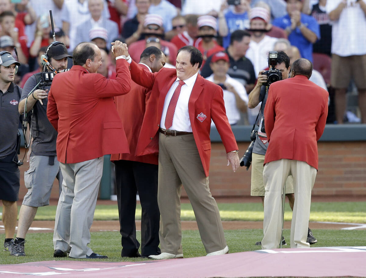 Pete Rose and Johnny Bench wave before the MLB All-Star baseball game, Tuesday, July 14, 2015, ...