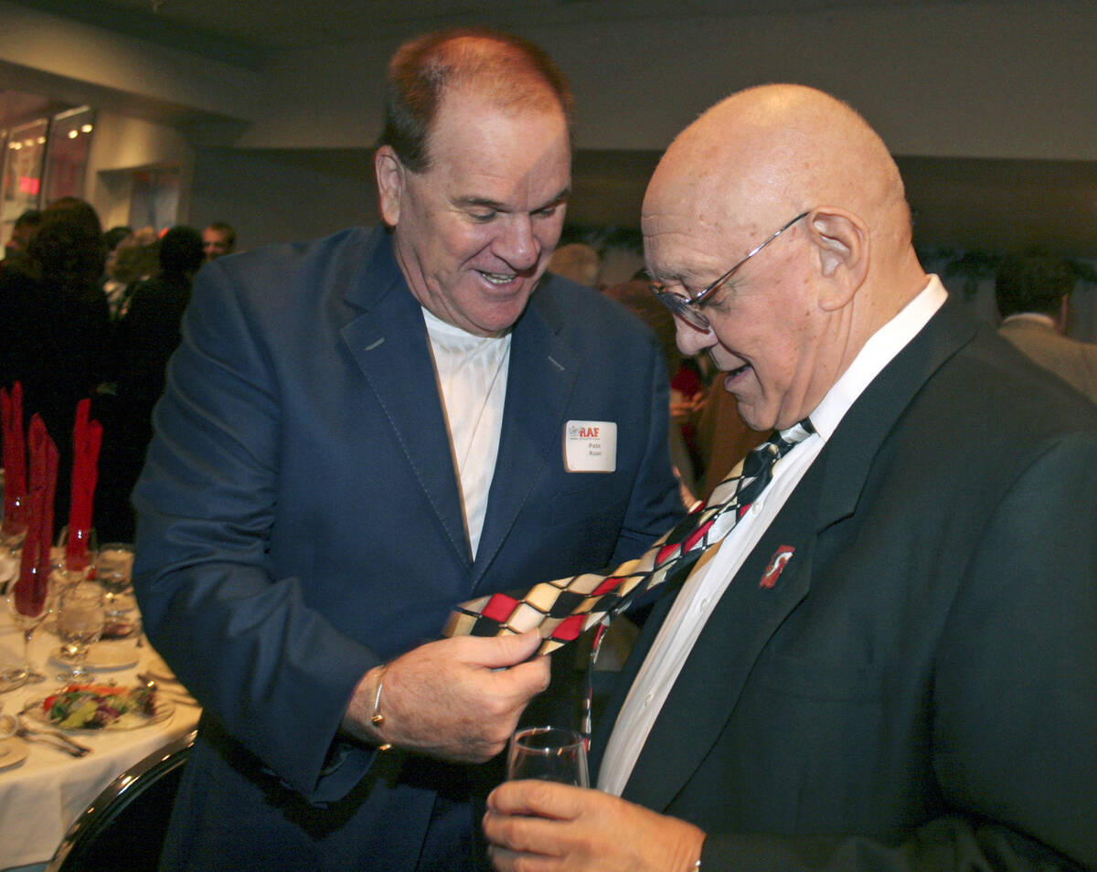 Former baseball player Pete Rose admires the tie of Jerry Tarkanian at a dinner honoring the fo ...