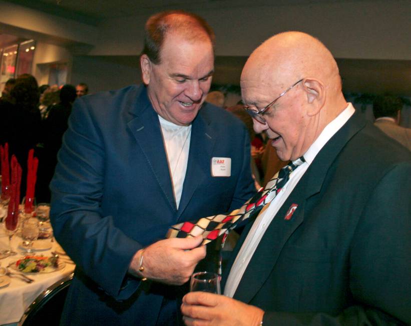 Former baseball player Pete Rose admires the tie of Jerry Tarkanian at a dinner honoring the fo ...