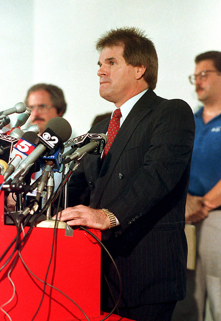 In this Aug. 24, 1989, file photo, former Cincinnati Reds manager Pete Rose answers questions d ...