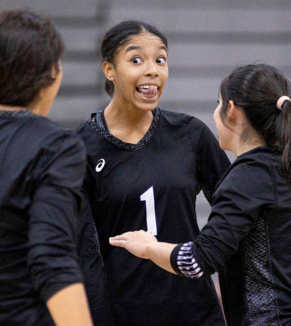 Durango sophomore Taylor Anderson (1) celebrates gaining a point with her teammates during the ...