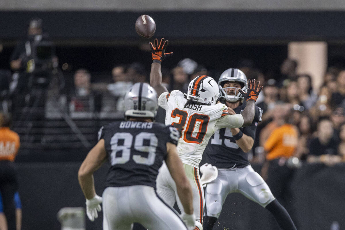 Raiders quarterback Gardner Minshew (15) throws the football to Raiders tight end Brock Bowers ...