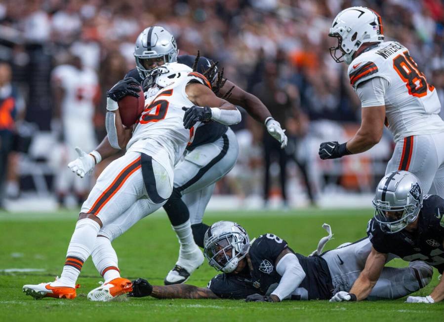 Raiders running back Ameer Abdullah (8) takes out the foot of Cleveland Browns running back Gar ...