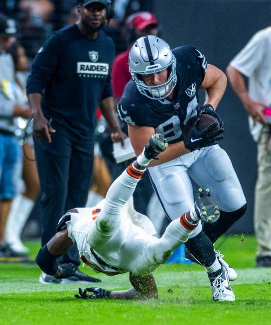 Raiders tight end Harrison Bryant (84) avoid a Cleveland Browns tackle during the second half o ...