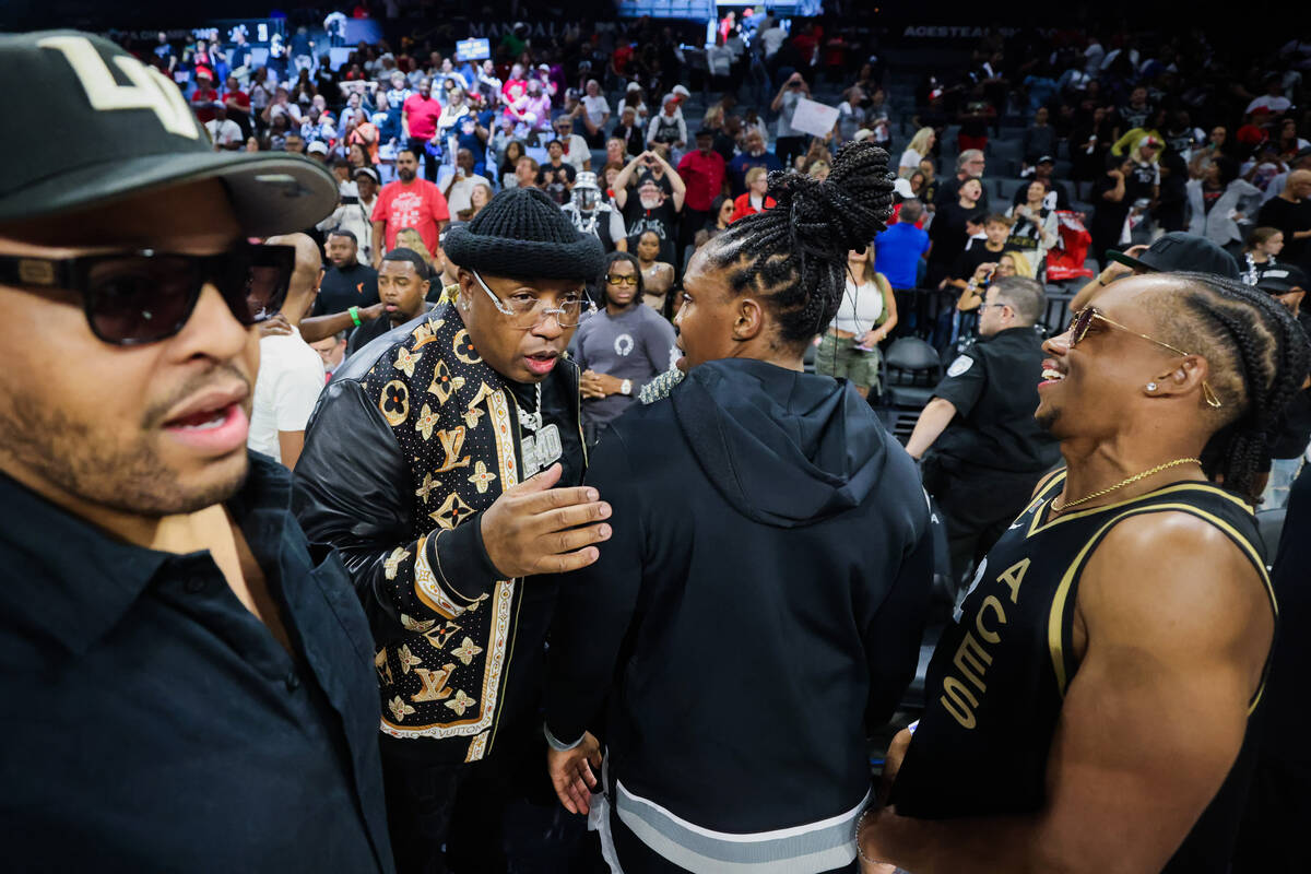 Rapper E-40, second from left, speaks to Aces guard Chelsea Gray, second from right, following ...