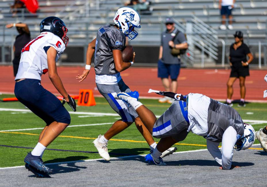 Basic quarterback Parker Simmons (5) scampers into the end zone as Coronado defensive back Nick ...