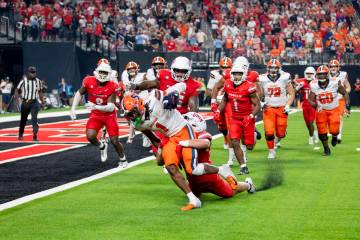 UNLV linebacker Jackson Woodard (7) attempts to tackle Syracuse Orange running back LeQuint All ...