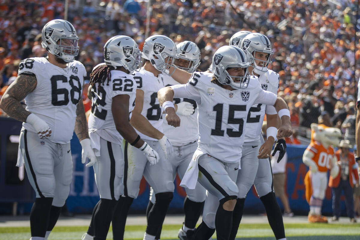 Raiders quarterback Gardner Minshew (15) celebrates his touchdown throw to tight end Brock Bowe ...