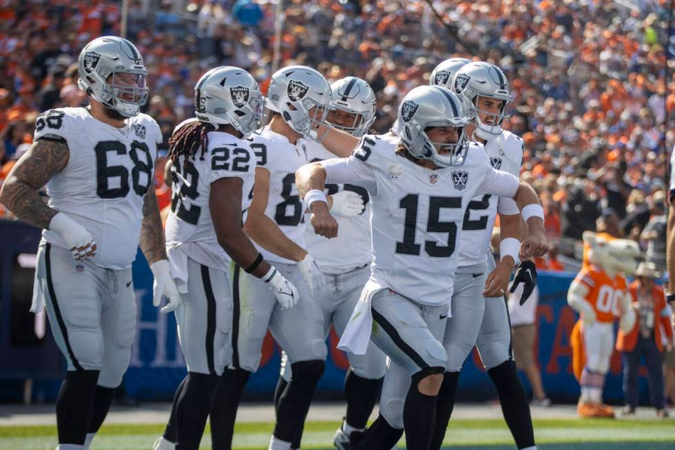 Raiders quarterback Gardner Minshew (15) celebrates his touchdown throw to tight end Brock Bowe ...