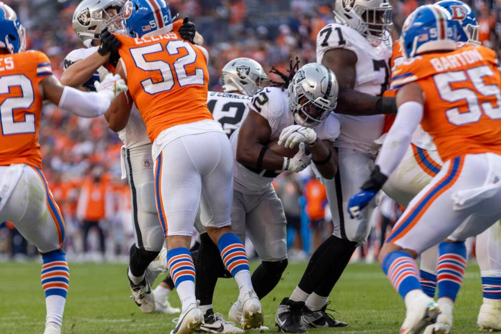 Raiders running back Alexander Mattison (22) rushes in for a two-point conversion during the se ...