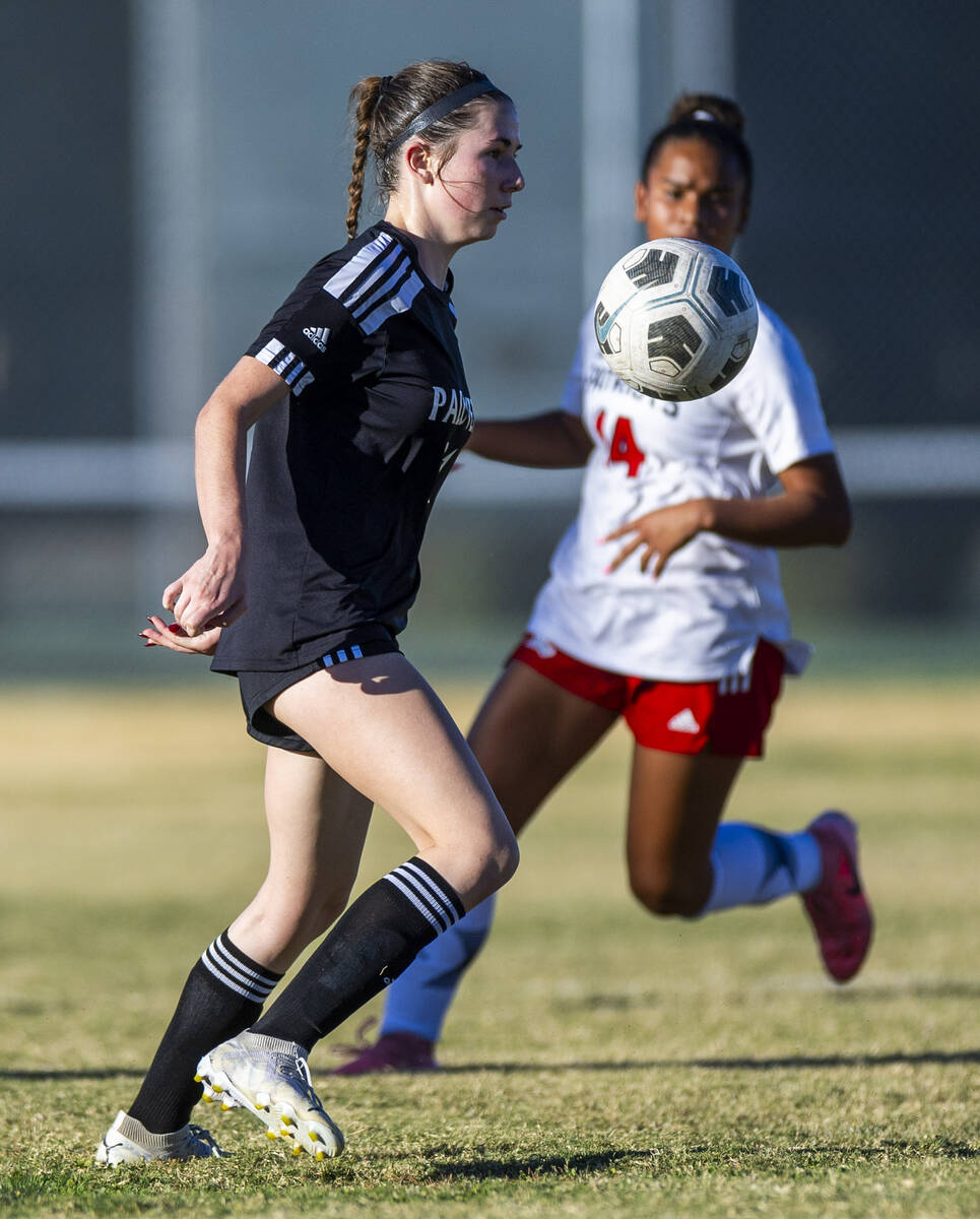 Palo Verde midfielder Gina Rumschlag (21) advances the ball against Liberty during the first ha ...