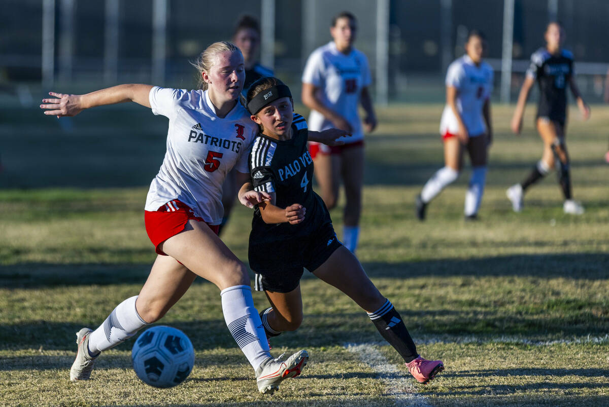 Liberty midfielder Evyn Pallett (5)battles for the ball with Palo Verde forward Olivia Gastwirt ...