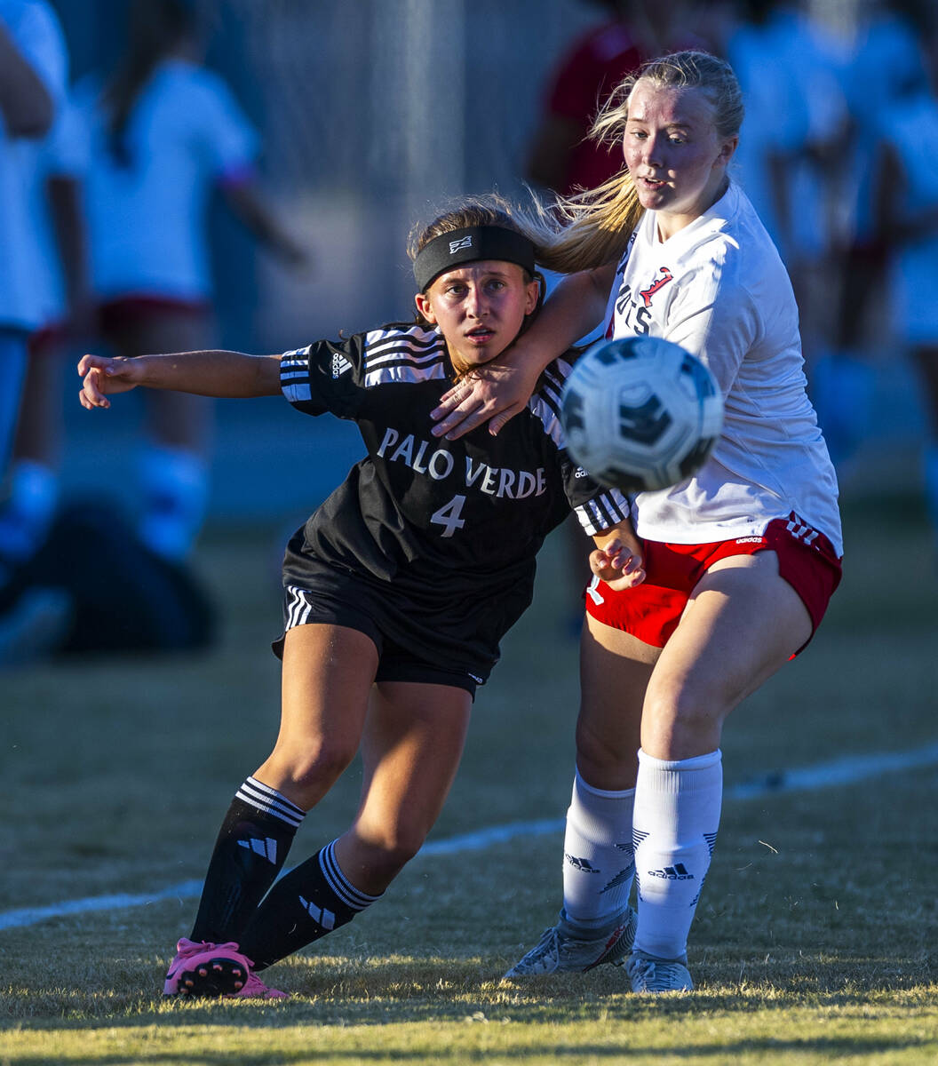 Palo Verde forward Olivia Gastwirth (4) battles for the ball with Liberty defender Evyn Pallett ...