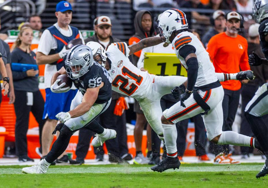 Raiders tight end Brock Bowers (89) avoids a tackle attempt by Cleveland Browns cornerback Denz ...