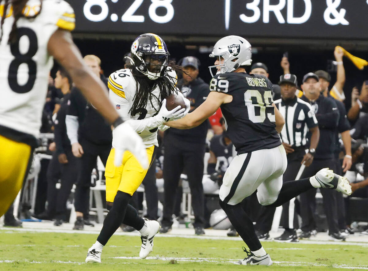 Pittsburgh Steelers cornerback Donte Jackson (26) avoids a tackle from Raiders tight end Brock ...