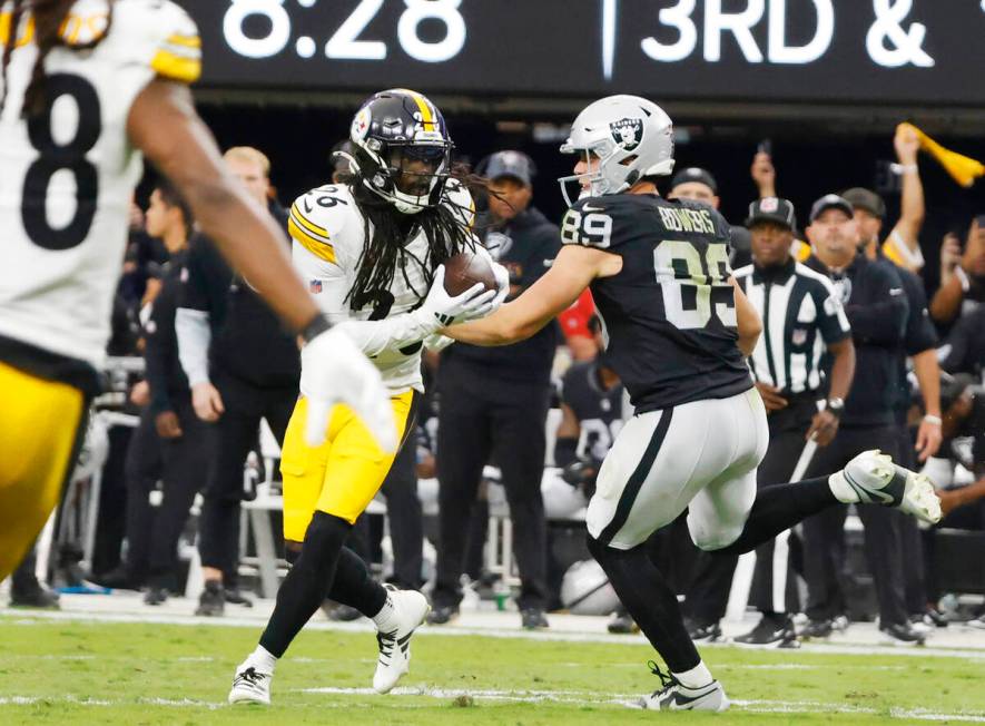 Pittsburgh Steelers cornerback Donte Jackson (26) avoids a tackle from Raiders tight end Brock ...