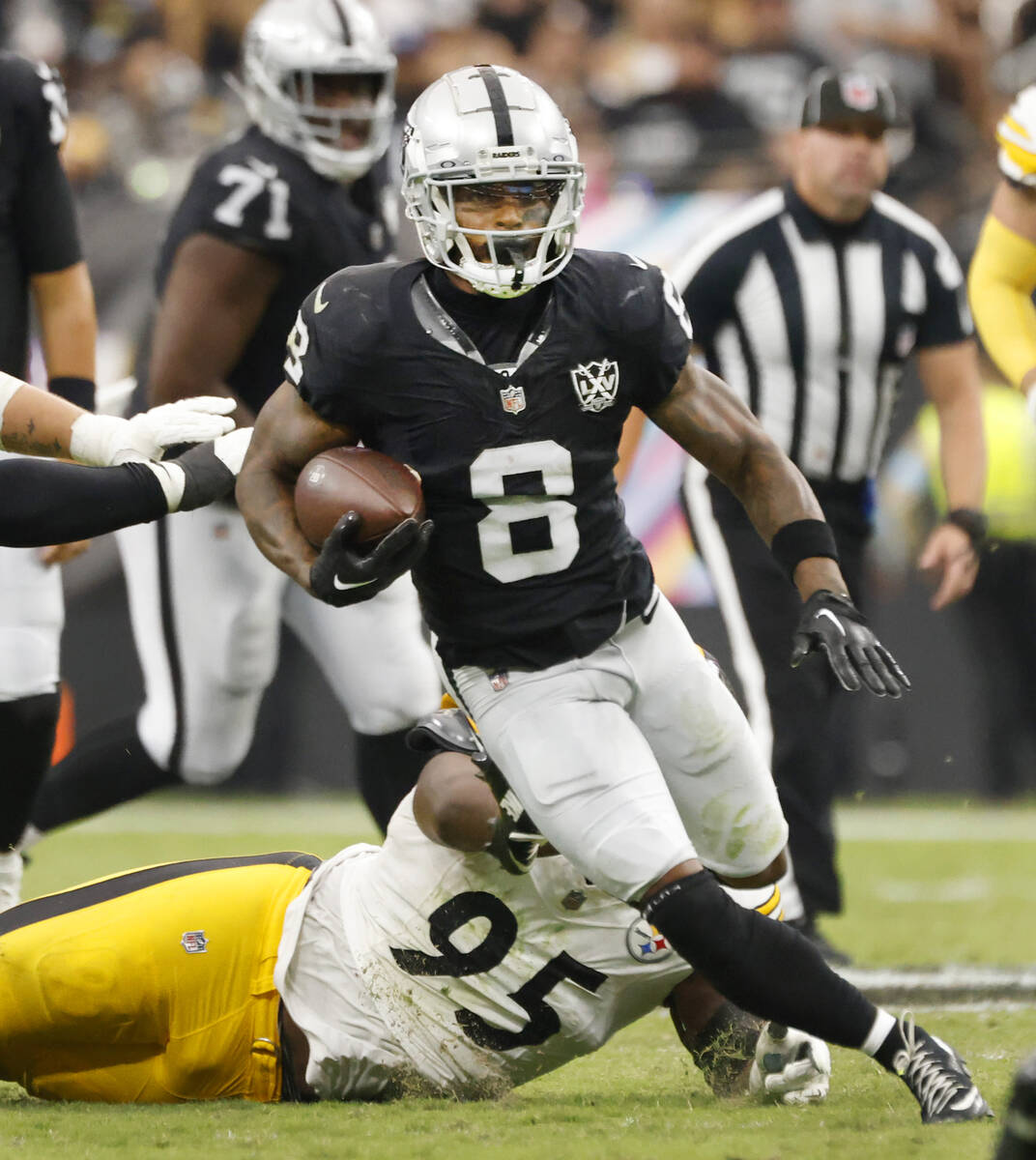 Raiders running back Ameer Abdullah (8) runs past Pittsburgh Steelers defensive tackle Keeanu B ...