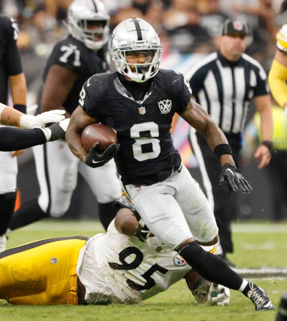 Raiders running back Ameer Abdullah (8) runs past Pittsburgh Steelers defensive tackle Keeanu B ...