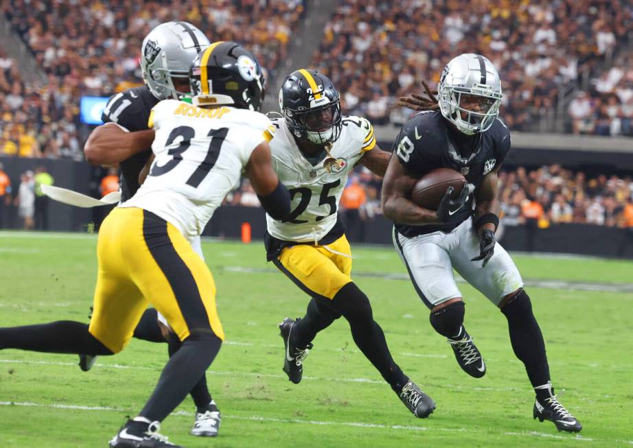 Raiders running back Ameer Abdullah (8) runs against Pittsburgh Steelers safety DeShon Elliott ...