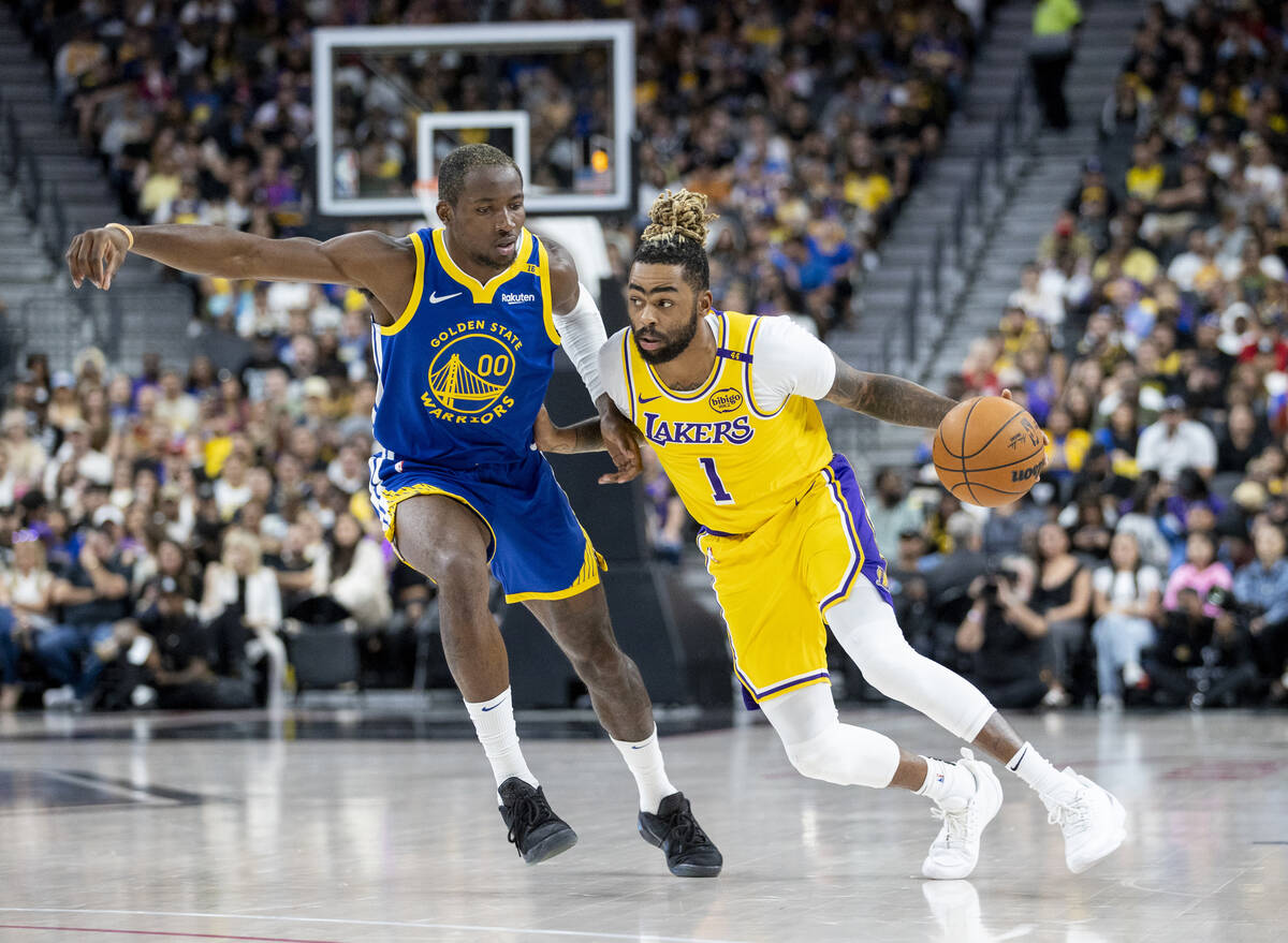 Los Angeles Lakers guard D'Angelo Russell (1) attempts to pass Golden State Warriors forward Jo ...