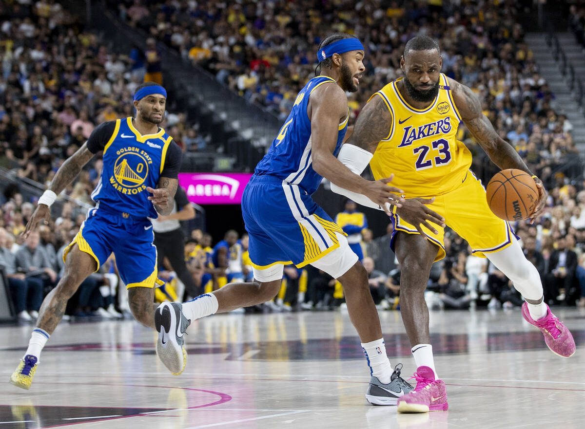 Los Angeles Lakers forward LeBron James (23) attempts to pass Golden State Warriors guard Moses ...