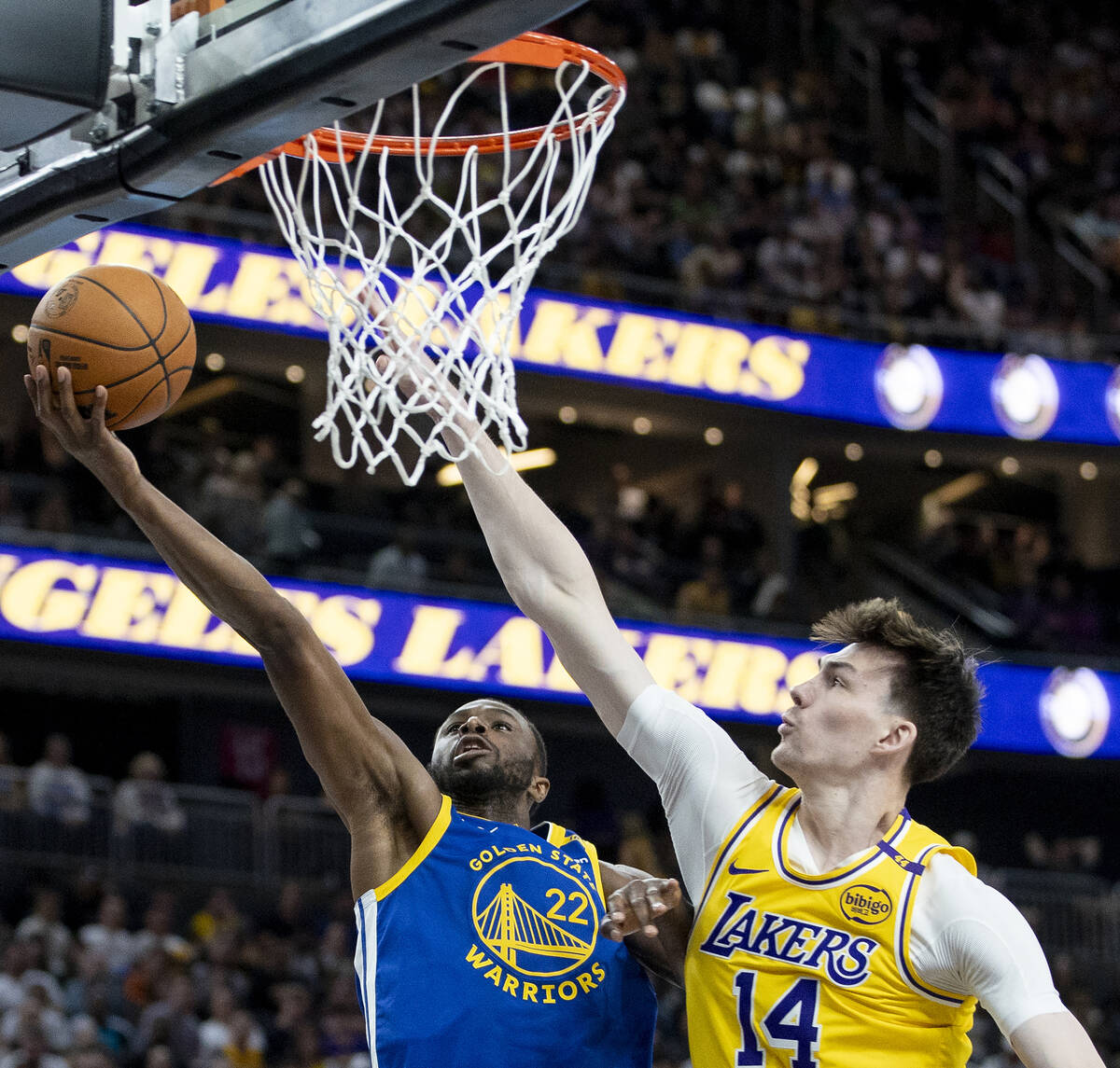 Los Angeles Lakers center Colin Castleton (14) attempts to block Golden State Warriors forward ...