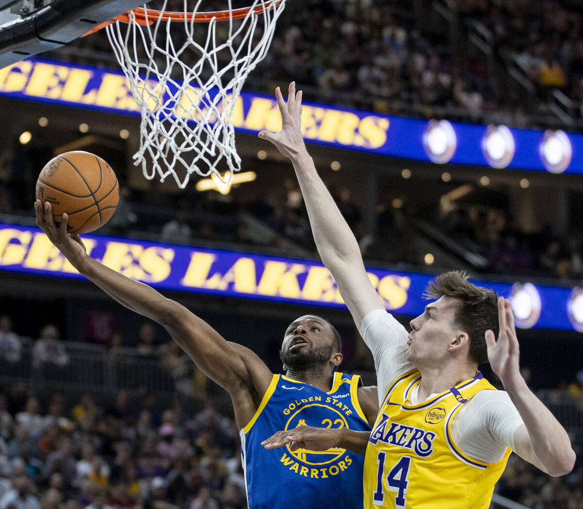 Los Angeles Lakers center Colin Castleton (14) attempts to block Golden State Warriors forward ...