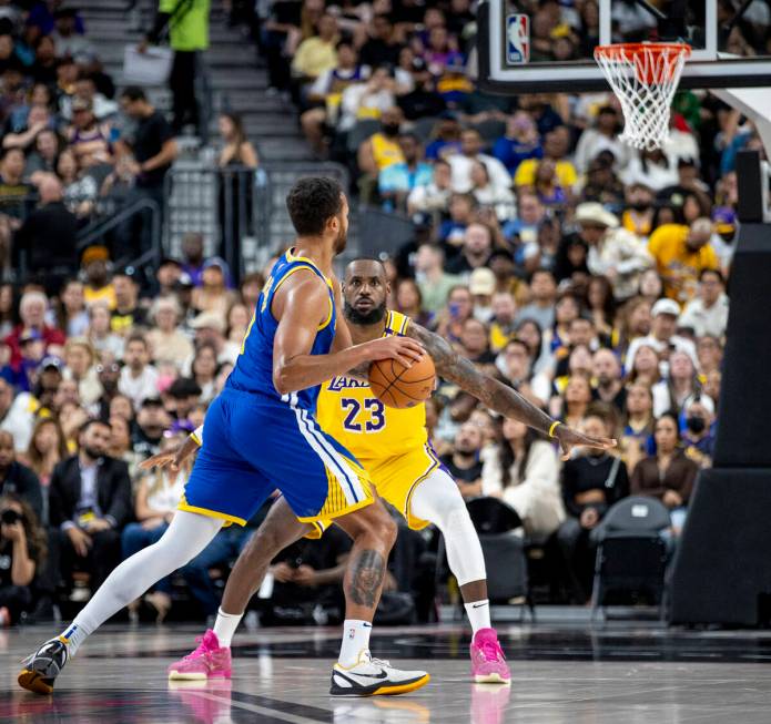 Los Angeles Lakers forward LeBron James (23) guards Golden State Warriors forward Kyle Anderson ...