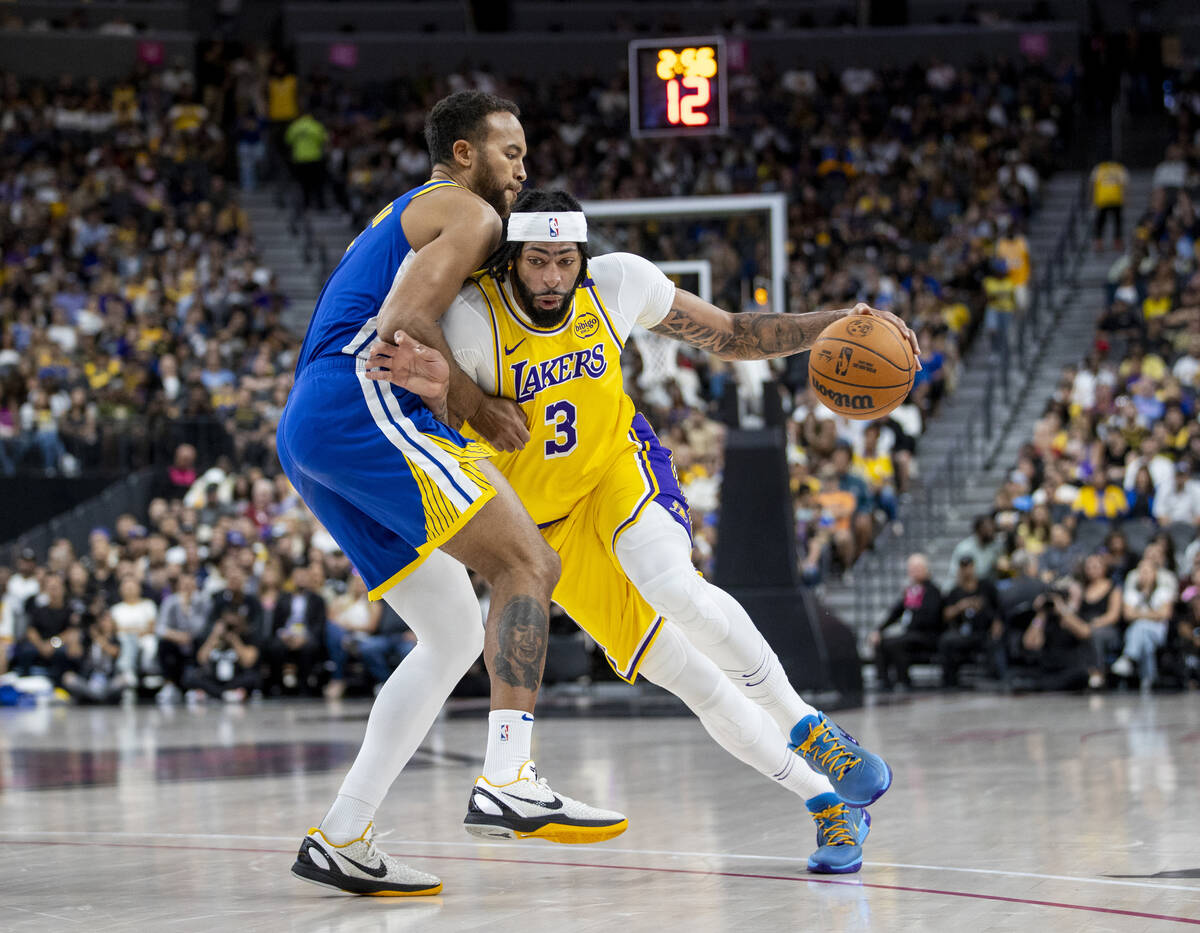 Los Angeles Lakers forward Anthony Davis (3) attempts to pass Golden State Warriors forward Kyl ...