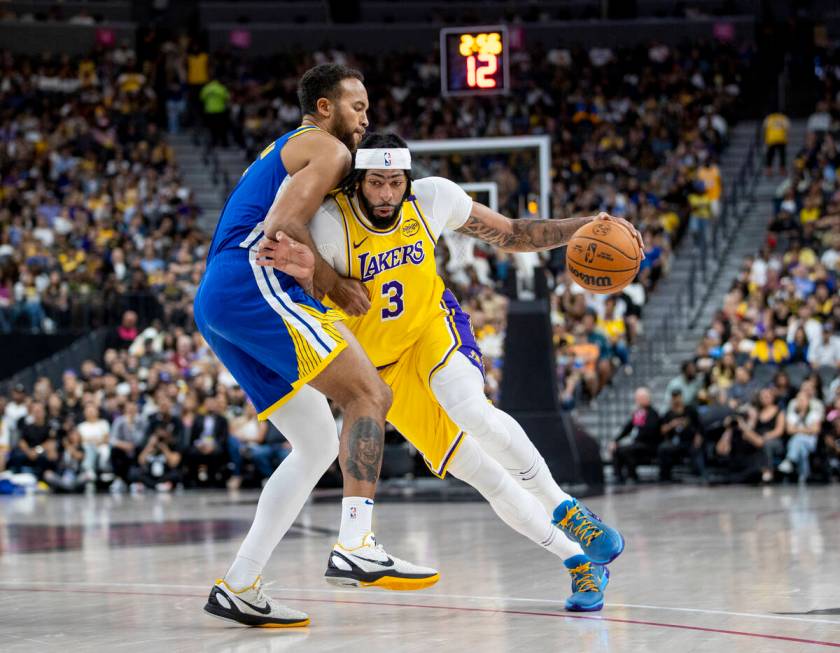 Los Angeles Lakers forward Anthony Davis (3) attempts to pass Golden State Warriors forward Kyl ...