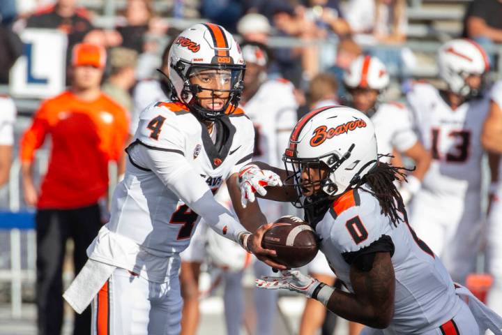 Oregon State running back Anthony Hankerson (0) takes the handoff from quarterback Gevani McCoy ...