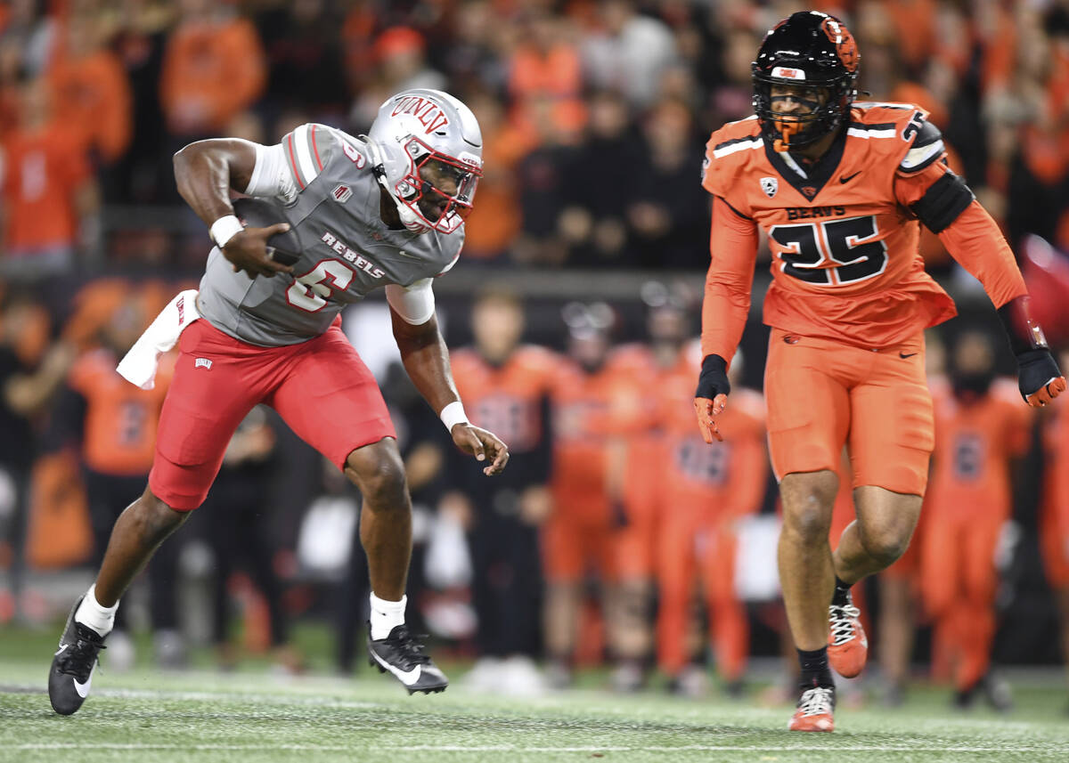 UNLV running back Jai'Den Thomas (9) rushes in front of Oregon State linebacker Nikko Taylor (2 ...