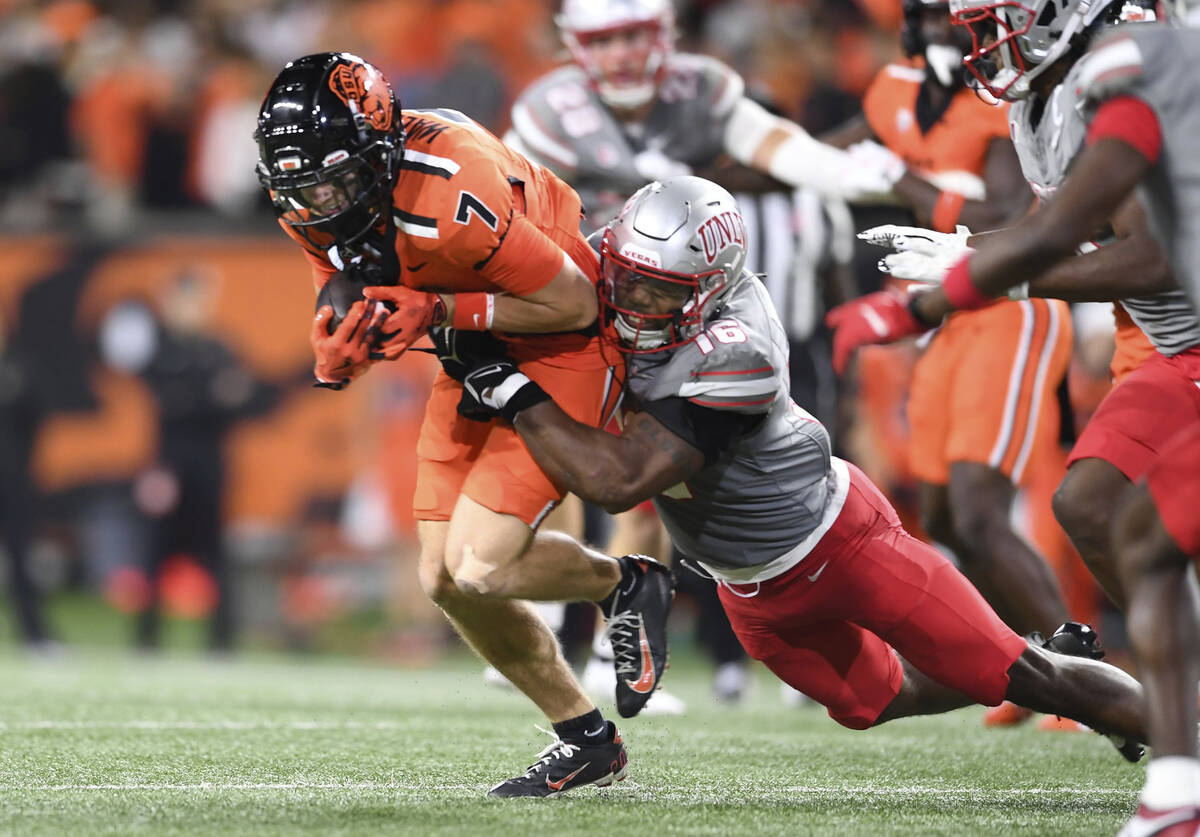 UNLV linebacker Mani Powell (16) tackles Oregon State wide receiver Trent Walker (7) after a ca ...