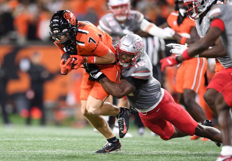 UNLV linebacker Mani Powell (16) tackles Oregon State wide receiver Trent Walker (7) after a ca ...