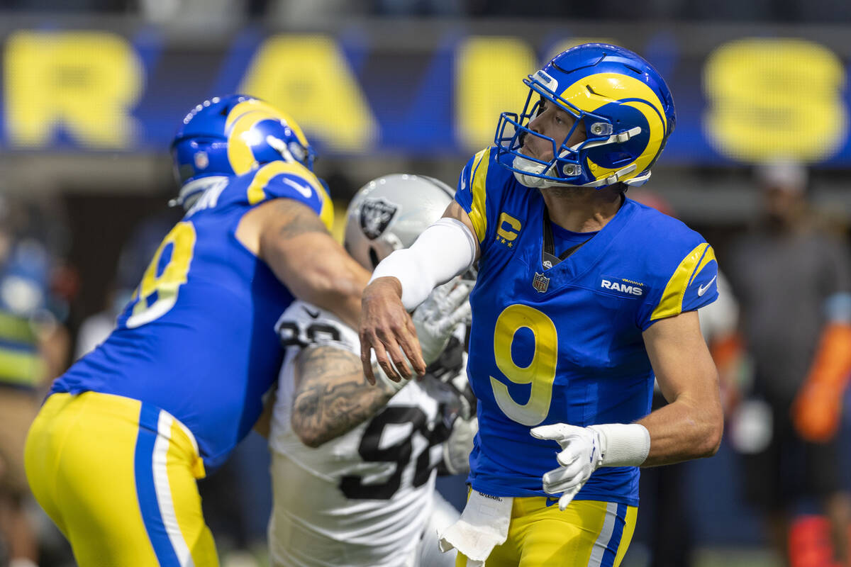 Raiders defensive end Maxx Crosby (98) closes in as Los Angeles Rams quarterback Matthew Staffo ...