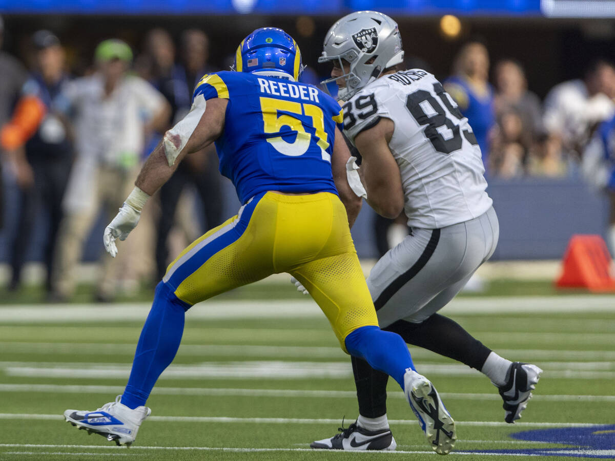 Raiders tight end Brock Bowers (89) tries to move past Los Angeles Rams linebacker Troy Reeder ...