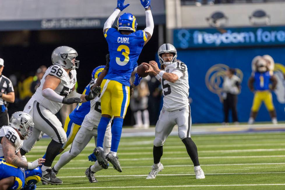 Raiders quarterback Gardner Minshew (15) prepares to throw with Los Angeles Rams safety Kamren ...